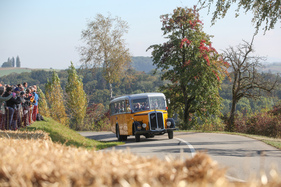 Postauto kurz vor der Zieleinfahrt - Memorial Bergrennen Opfertshofen "Rendezvous am Kleinen Klausen" 2021