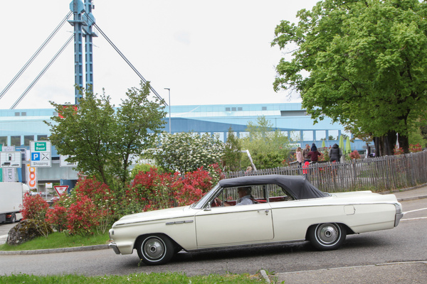 Bild Prächtiges Buick Cabriolet bei der Weiterfahrt - Oldtimertreffen 50 Jahre Autobahnraststätte Würenlos 2022