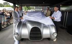 Präsentation des Auto Union Typ 52 von 1934 am Goodwood Festival of Speed 2024: Stefan Trauf, Leiter Audi Tradition; Rennfahrerlegende Hans-Joachim Stuck; Charles Gordon-Lennox, the Duke of Richmond und Le-Mans-Rekordsieger Tom Kristensen