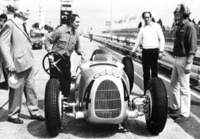 Präsentation des fertigen Auto Union am 16.08.1980 beim Oldtimer Grand Prix auf dem Nürburgring, v.l. Konstrukteur Eberan- Eberhorst, die Herren Schweiger und Straßl vom Deutschen Museum und Motorenmann Basshuysen von Audi Präsentation des fertigen Auto Union am 16.08.1980 beim Oldtimer Grand Prix auf dem Nürburgring, v.l. Konstrukteur Eberan- Eberhorst, die Herren Schweiger und Straßl vom Deutschen Museum und Motorenmann Basshuysen von Audi