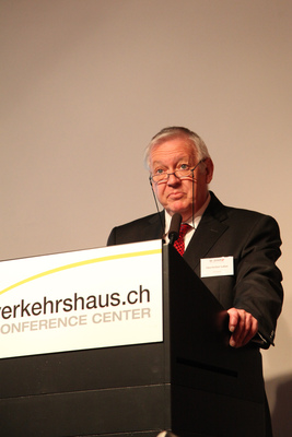 Bild: Präsident Lukas Oberholzer am Rednerpult - SHVF Delegiertenversammlung am 16. April 2016