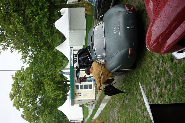 Praktisch: nur die wenigsten Autos haben einen so regengeschützten Einstieg – Classic Days Düsseldorf 2023