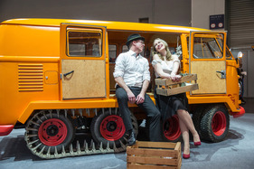 Praktisch: so ein Raupenfuchs ist Traktor, Pistenbulli, Lastwagen und Ferienwohnung in einem – Techno Classica 2023