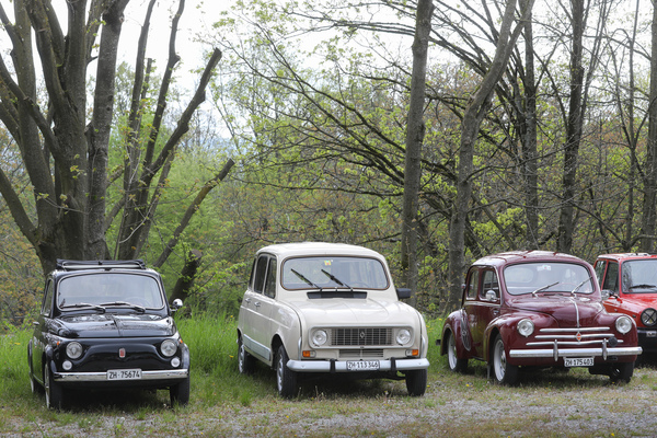 Image: Practical bread-and-butter cars from Italy and France - Fiat 500, Renault 4, Renault 4 CV - Albisgütli Classic Cars & Bikes April 2023