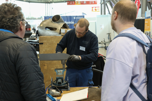 Praktische Demonstrationen in der Blechbearbeitung - 24. Retro Classics Stuttgart 2025