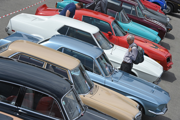 Prall gefüllte Besucherparklätze, reserviert für Oldtimer - Klassikwelt Bodensee 2016