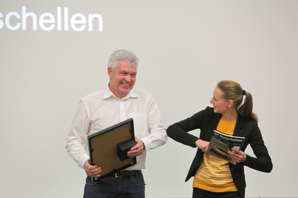Image: The winner of the "Door Opener Award" was GP Mutschellen - here at the award presentation by Maja Gutg - Swiss Classic Awards 2020 Presentation in the "autobau erlebniswelt" in Romanshorn