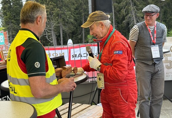 Bild: Preisübergabe an Christian Jenny durch Orsatti - 11. Lenzerheide Motor Classics 2024