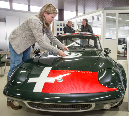 Bild: Pressekonferenz der Kriens-Eigenthal-Historic 2018 - Martina Garovi klebt Startnummer 1 auf den Lotus Elan