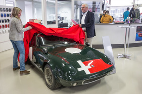 Pressekonferenz der Kriens-Eigenthal-Historic 2018 - Martina Garovi und Martin Käser lüften das Tuch über dem Lotus Elan S2, der bereits in den Sechzigerjahren am Eigenthal-Rennen teilngenommen hat