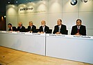 Bild: Pressekonferenz in München - die Entscheidung der BMW Group, in Leipzig zu bauen, wird am 18. Juli 2001 bekanntgegeben