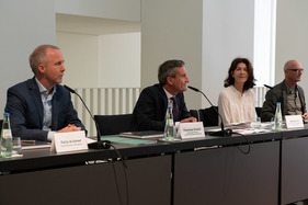 Pressekonferenz, rechts die Kuratoren Barbara Til und Dieter Castenow - Ausstellung "PS:. Ich liebe Dich. Sportwagen-Design der 1950er - 1970er Jahre" im Kunstpalast Düsseldorf 2018 Pressekonferenz, rechts die Kuratoren Barbara Til und Dieter Castenow - Ausstellung "PS:. Ich liebe Dich. Sportwagen-Design der 1950er - 1970er Jahre" im Kunstpalast Düsseldorf 2018