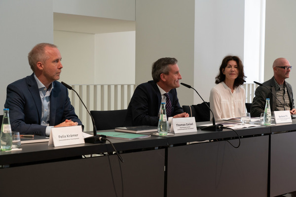 Pressekonferenz, rechts die Kuratoren Barbara Til und Dieter Castenow - Ausstellung "PS:. Ich liebe Dich. Sportwagen-Design der 1950er - 1970er Jahre" im Kunstpalast Düsseldorf 2018