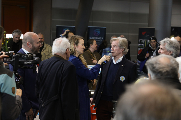 Prinz Leopold von Bayern wird auf dem Stand des Württembergischen Autombobilclubs interviewt - 24. Retro Classics Stuttgart 2025