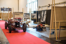 Prioritäten: die Bilder hängen schon, obwohl die Wände noch nicht einmal stehen – Techno Classica 2024