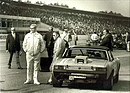 Privat-Initiative - Herbert Linge und Rennarzt Dr. Eddie Rothenfelder (links) mit dem ersten Porsche 914/6 am Ende des Formel-2-Feldes 1972 in Hockenheim
