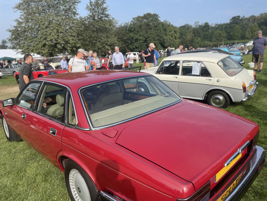 Bild: Private Auto-Angebote auf dem "Automart" – Beaulieu International Autojumble 2021
