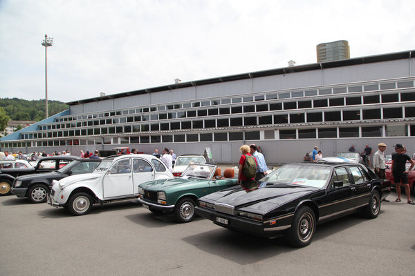 Privater Fahrzeugmarkt zwischen den Hallen, rechts ein Aston Martin Lagonda - Swiss Classic World Luzern 2018