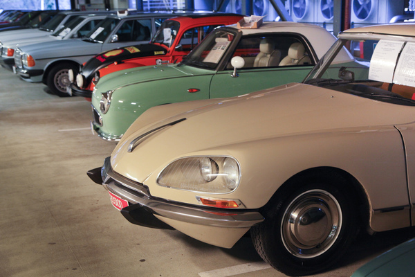 Privatmarkt im Parkhaus - Citroën DS und Nissan Figaro - Bremen Classic Motorshow 2019