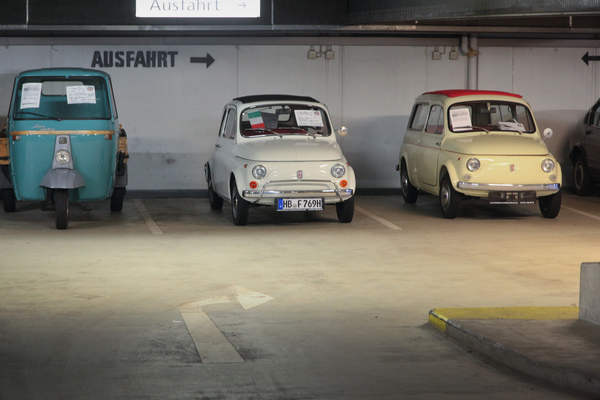 Privatmarkt im Parkhaus - Fiat 500 in zwei Varianten und Dreirad-Pickup - Bremen Classic Motorshow 2019