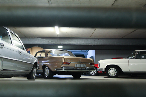 Bild Privatmarkt im Parkhaus - Klassiker von Mercedes-Benz - Bremen Classic Motorshow 2019