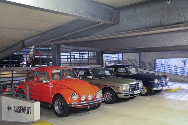 Privatmarkt im Parkhaus - VW Käfer 1302, Mercedes W123-Coupé und Borgward Isabella - Bremen Classic Motorshow 2019