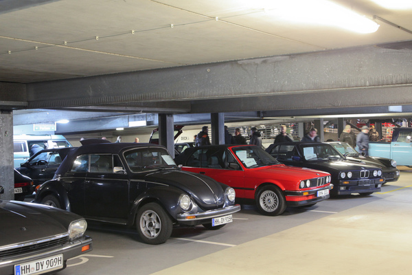 Privatmarkt im Parkhaus - VW Käfer Cabriolet, BMW 3-er-Cabriolets - Bremen Classic Motorshow 2019
