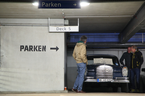 Privatmarkt im Parkhaus - wer die Autos genauer inspizieren wollte, musste sich warm anziehen - Bremen Classic Motorshow 2019