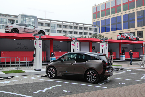 Probefahrten und Ladesäulen zwischen den Hallen - IAA Frankfurt 2019