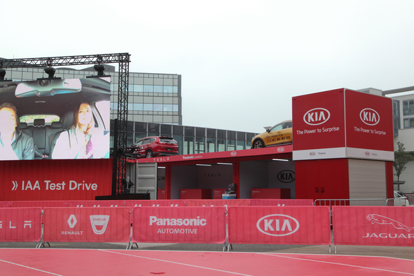 Probefahrten zwischen den Hallen - IAA Frankfurt 2019