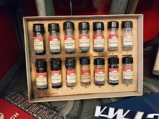 Probenkoffer mit Produkten der Firma Esso... – Zu Besuch in der Sammlung Hilker