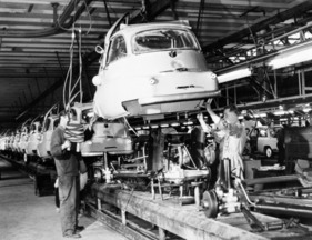 Produktion der BMW Isetta in München anfangs der Sechzigerjahre (100 Jahre BMW-Werk München) (1960)