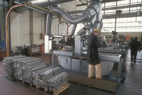 Produktion des Lamborghini Countach im Jahre 1988 - Motorenherstellung in Handarbeit