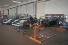 Produktion des Lamborghini Countach im Jahre 1988 - auch die Karosserien werden in Handarbeit aufgebaut