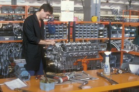 Produktion des Lamborghini Countach im Jahre 1988 - das technische Meisterwerk wird zusammengebaut