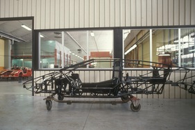 Produktion des Lamborghini Countach im Jahre 1988 - der fertig montierte Rohrrahmen eines Countach