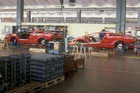 Produktion des Lamborghini Countach im Jahre 1988 - die Fahrzeuge rollen auf kleinen Wagen über Schienen durch die Produktionshalle