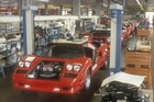 Produktion des Lamborghini Countach im Jahre 1988 - die gespritzen Sportwagen werden komplettiert