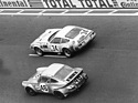 Produktionswagen im Vormarsch - Das Foto zeigt den Ferrari Daytona von Andruet/Bond (zweitletzter Platz) und den schnelle Carrera RSR von Herbert Müller/van Lennep (Platz 4!)