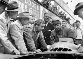 Prof. Dr. Hans Scherenberg, Prof. Dr. Fritz Nallinger, Oberingenieur Rudolf Uhlenhaut, Karl Kling auf Mercedes-Benz Formel-1-Rennwagen W 196 R mit Stromlinienkarosserie und Rennleiter Alfred Neubauer - GP von Frankreich (1954)
