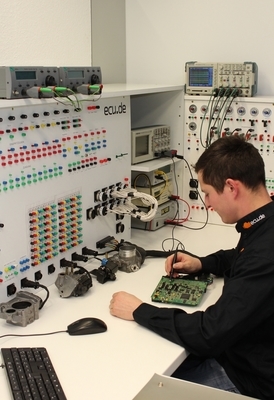 Professionelle Steuergeräte-Instandsetzer prüfen vor jeder Reparatur eingehend die Hard- und Software, um anschließend dem Kunden ein detailliertes Reparaturangebot geben zu können. Professionelle Steuergeräte-Instandsetzer prüfen vor jeder Reparatur eingehend die Hard- und Software, um anschließend dem Kunden ein detailliertes Reparaturangebot geben zu können.