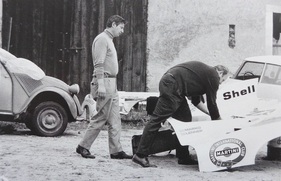 Profi-Rennsport anno 1971: Porsche-Basis in einem Hinterhof bei Le Mans, vorn das Heck des späteren Siegerwagens, im Hintergrund das der "Sau"