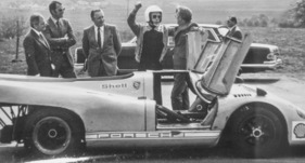 Prominenter Besuch - von links nach rechts - Dr. Ernst Fuhrmann (Vorstand Porsche AG), Manfred Jantke, Helmut Bott (Technik-Vorstand Porsche AG), Herbert von Karajan (Dirigent) und Helmut Klauser (Porsche Ingenieur)