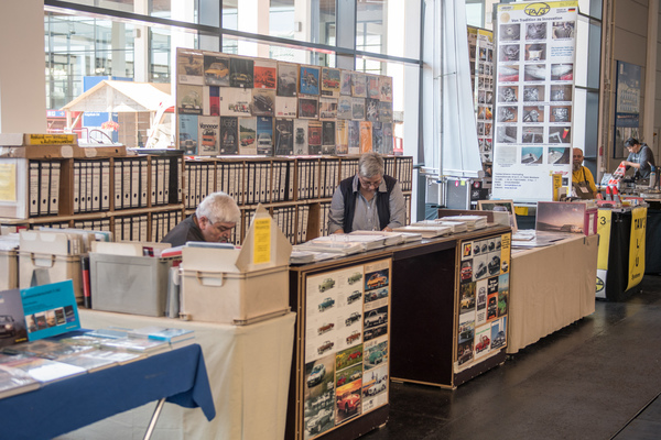 Prospekt-Spezialist in der Teilemarkt-Halle - Motorworld Classics Bodensee 2018