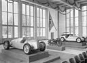 Provisorische Ausstellungseinheit zur Eröffnung der Kraftfahrhalle 1937 - Auto Union Typ C 1936, BMW Rekordmaschine von Ernst Henne und Mercedes W25 von 1934