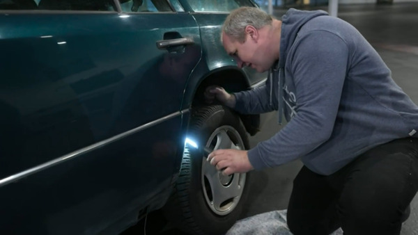 Bild Prüfen der Hinterachsaufnahme am W124 – Bremen Classic Motorshow 2022