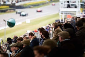 Publikum auf dem Grandstand - Goodwood Members Meeting 2016