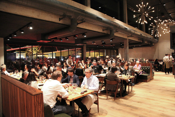 Image: Audience at the opening ceremony dinner in the Autohalle