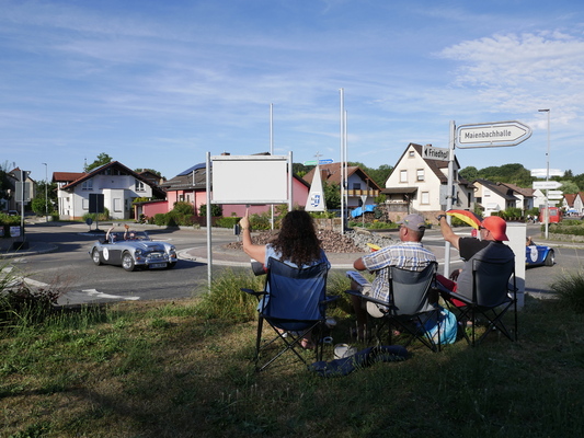 Bild Publikum winkt den Rallye-Teilnehmern vom Strassenrand zu - ADAC Heidelberg Historic 2023