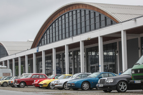 Publikums-Klassiker zwischen den Hallen geparkt - Motorworld Classics Bodensee 2022 Publikums-Klassiker zwischen den Hallen geparkt - Motorworld Classics Bodensee 2022